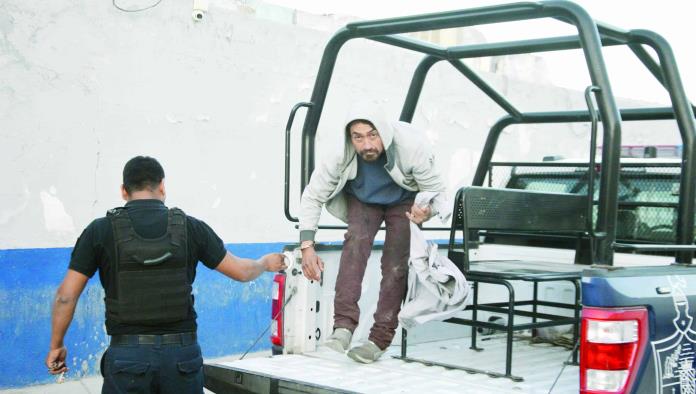 Molestaba adicto a vecinos 