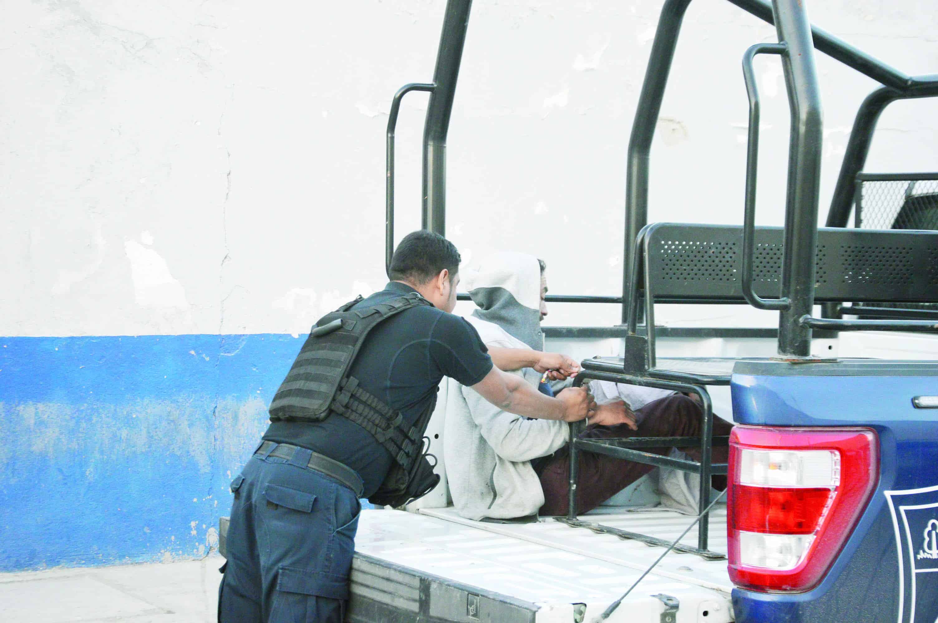 Molestaba adicto a vecinos 