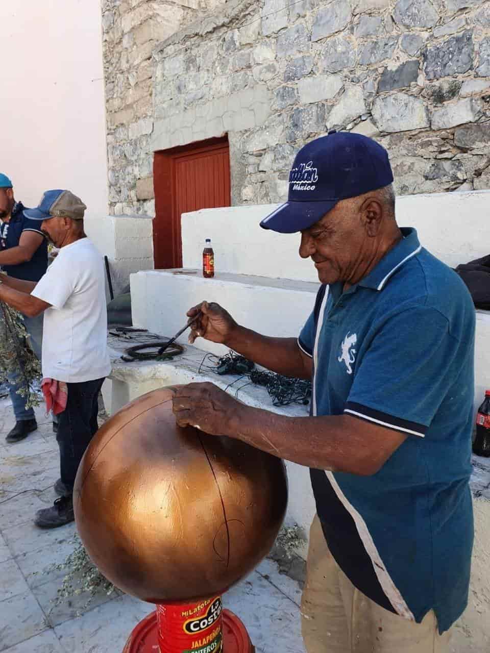 Colocan en Ciénegas arreglos navideños