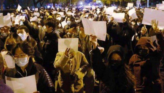 Protestas masivas explotan en China contra el confinamiento