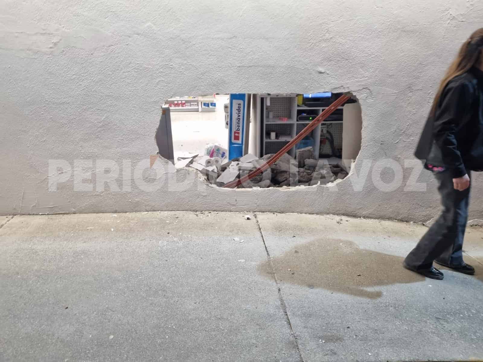 Abre un hoyo en la farmacia en accidente automovilístico