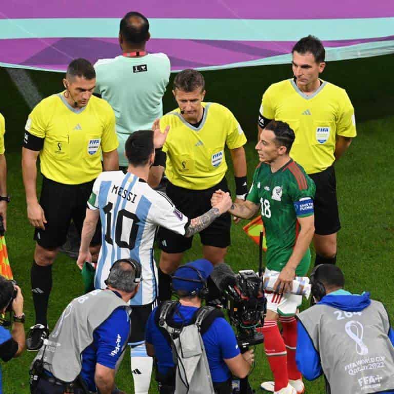 Guardado defiende a Messi tras polémica de la camiseta con Canelo 