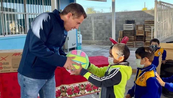 Entregan minisplit a Jardín de Niños