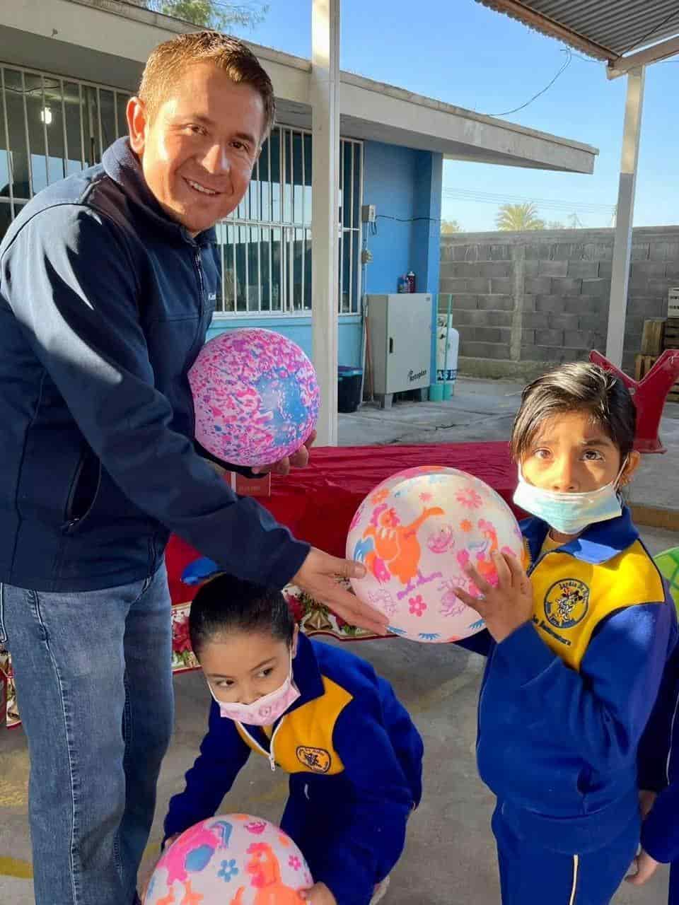 Entregan minisplit a Jardín de Niños