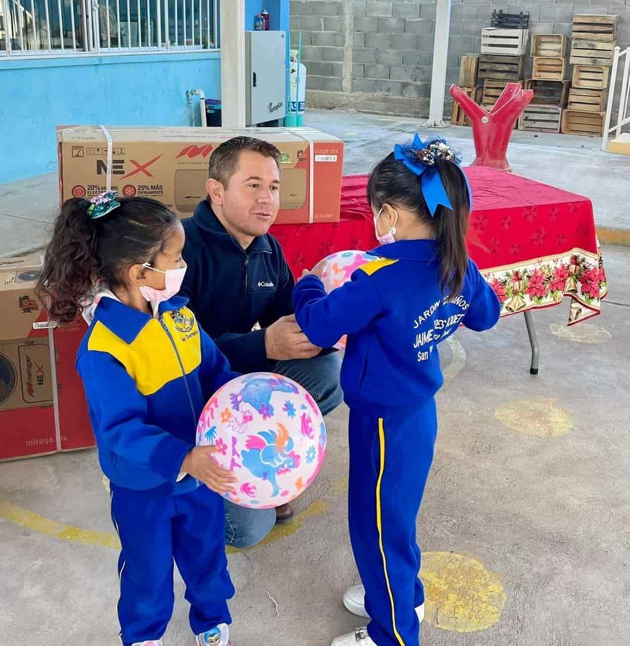 Entregan minisplit a Jardín de Niños