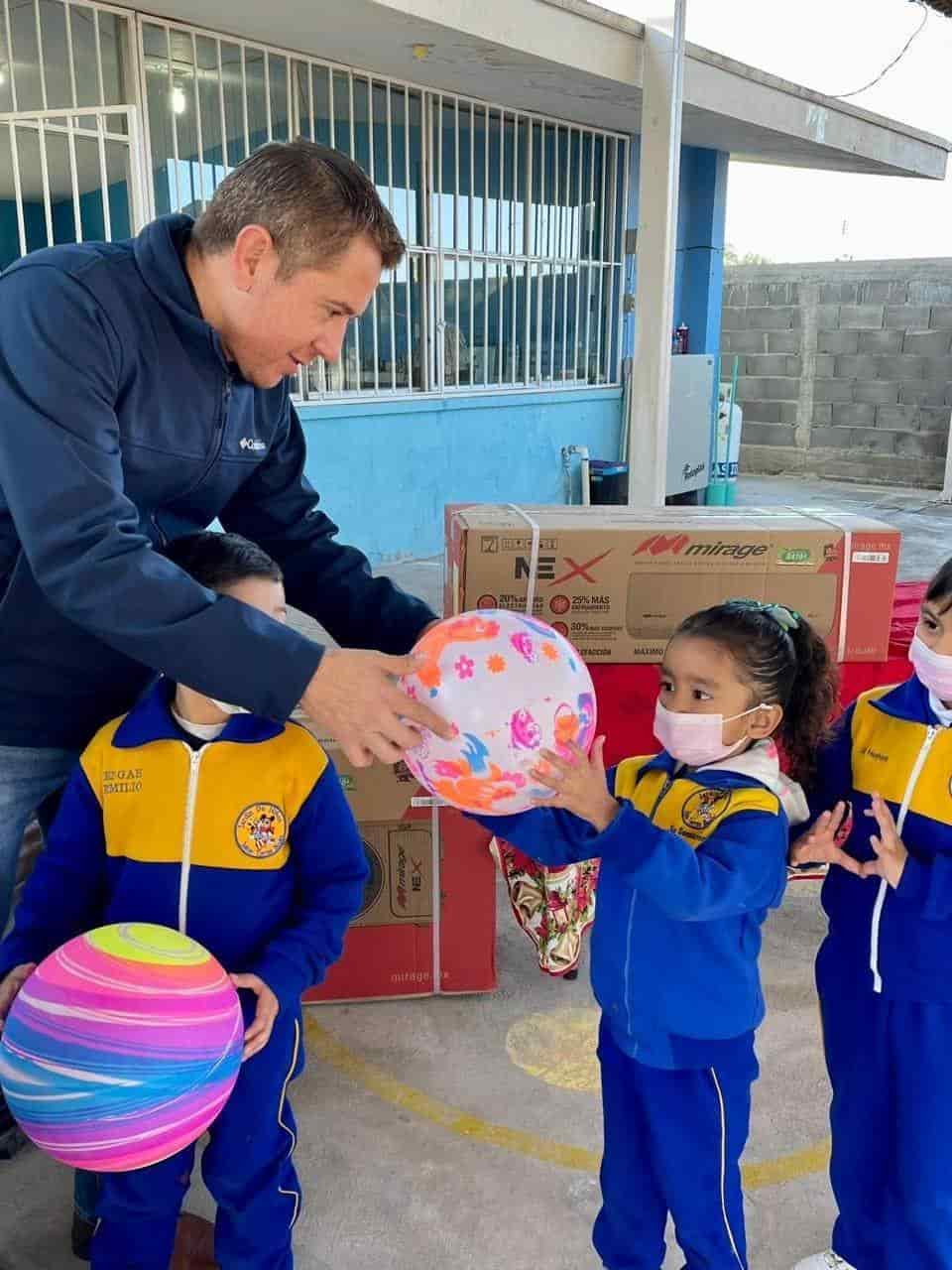 Entregan minisplit a Jardín de Niños