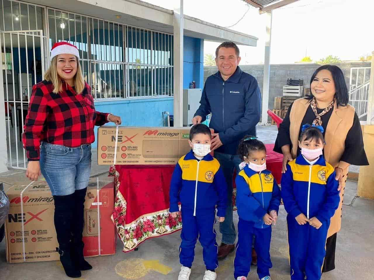 Entregan minisplit a Jardín de Niños