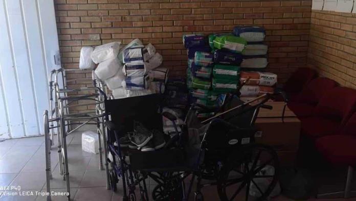 Entregan a niño silla de ruedas 