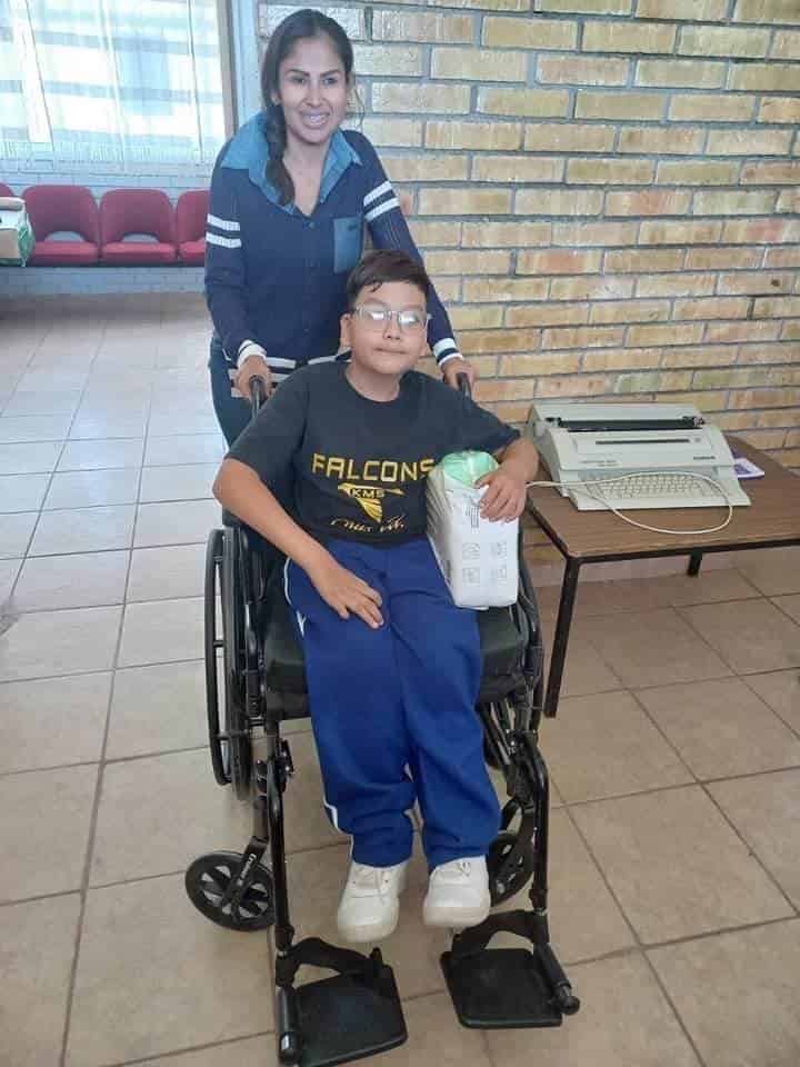 Entregan a niño silla de ruedas 