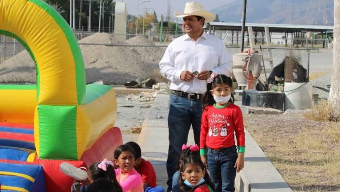 Ofrecen posada Beto y policías