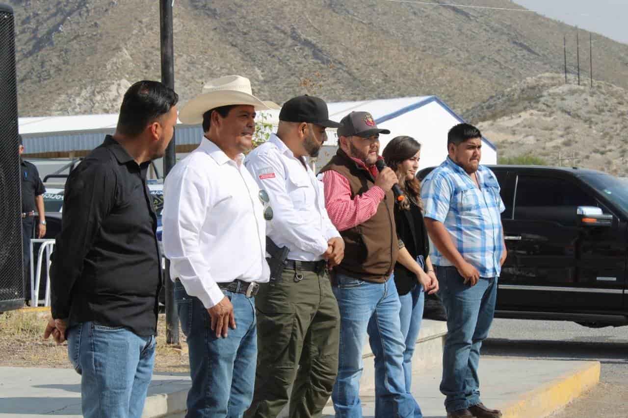 Ofrecen posada Beto y policías
