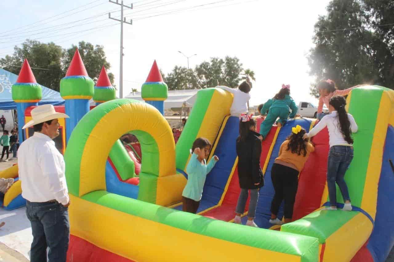 Ofrecen posada Beto y policías