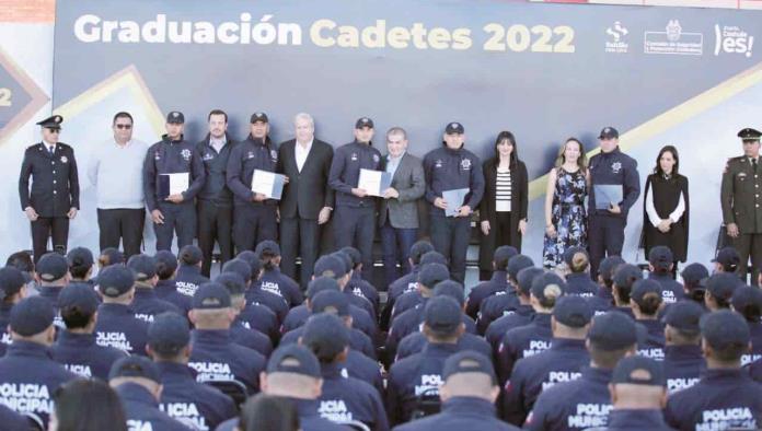 Se gradúan cadetes
