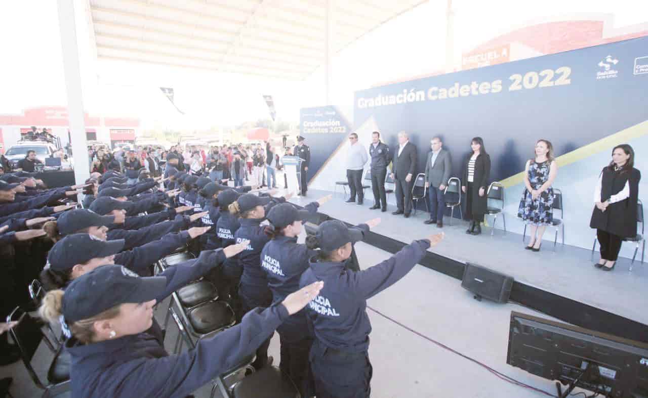 Se gradúan cadetes