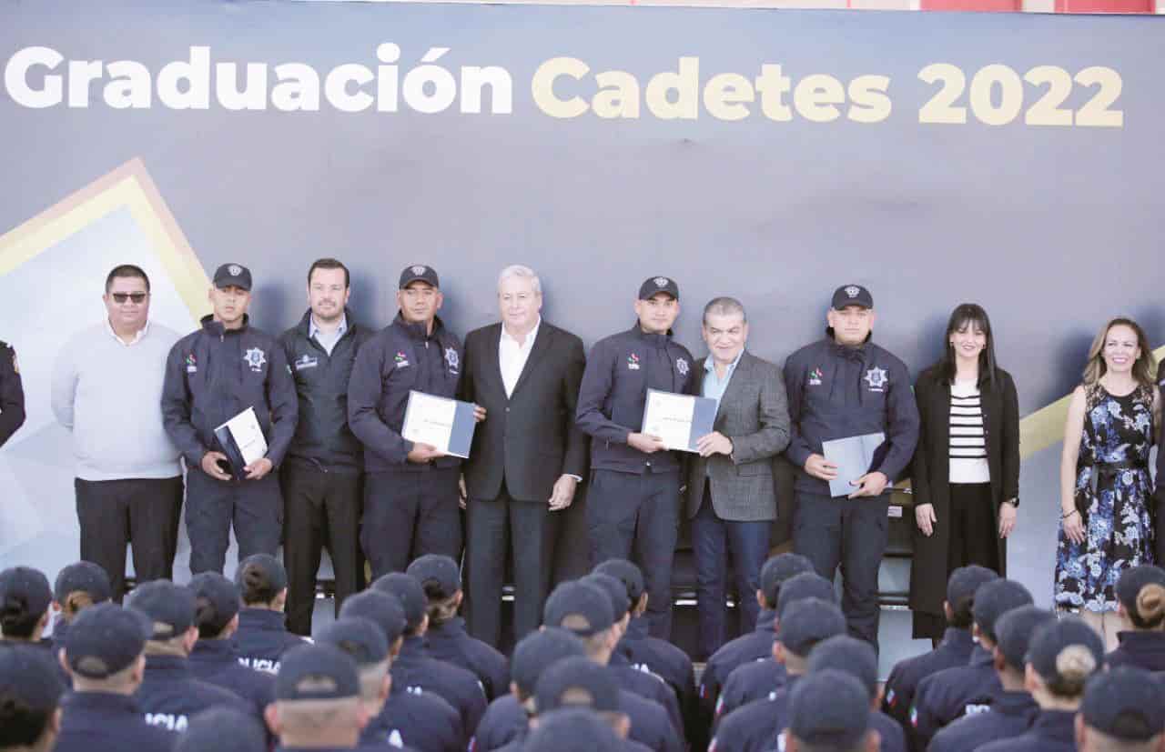 Se gradúan cadetes