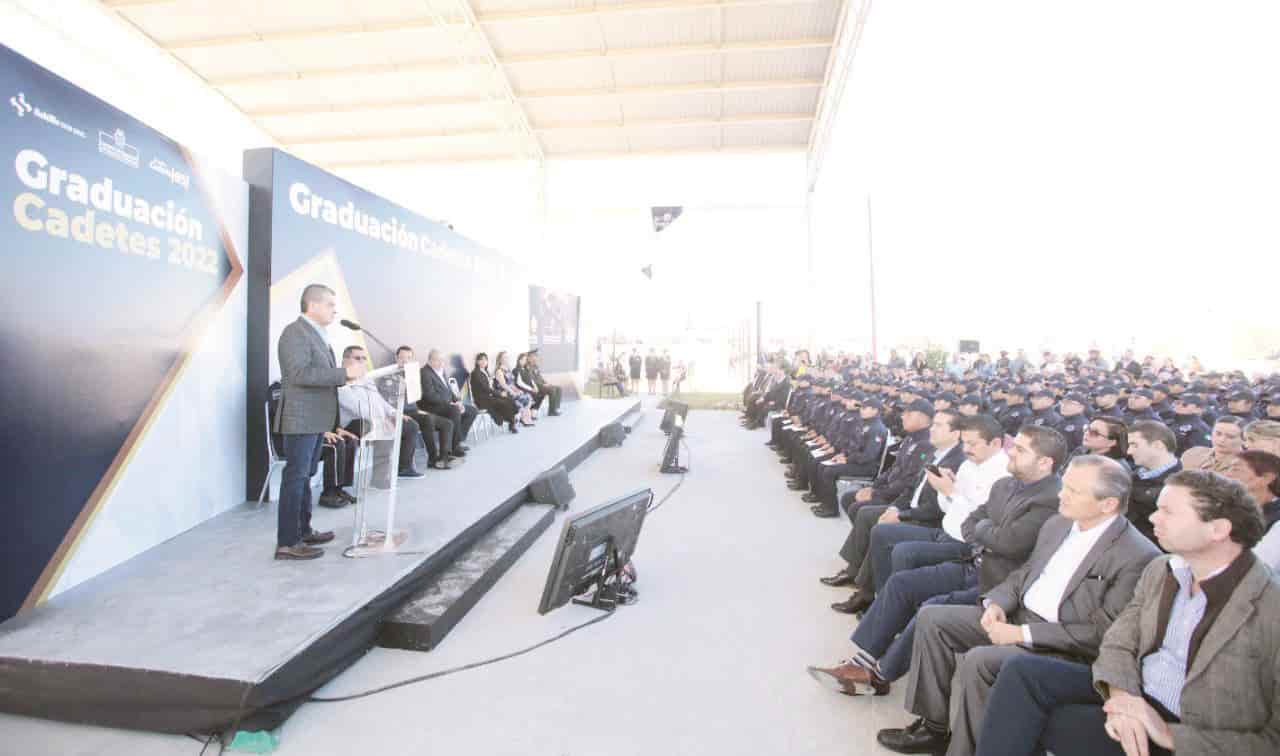 Se gradúan cadetes
