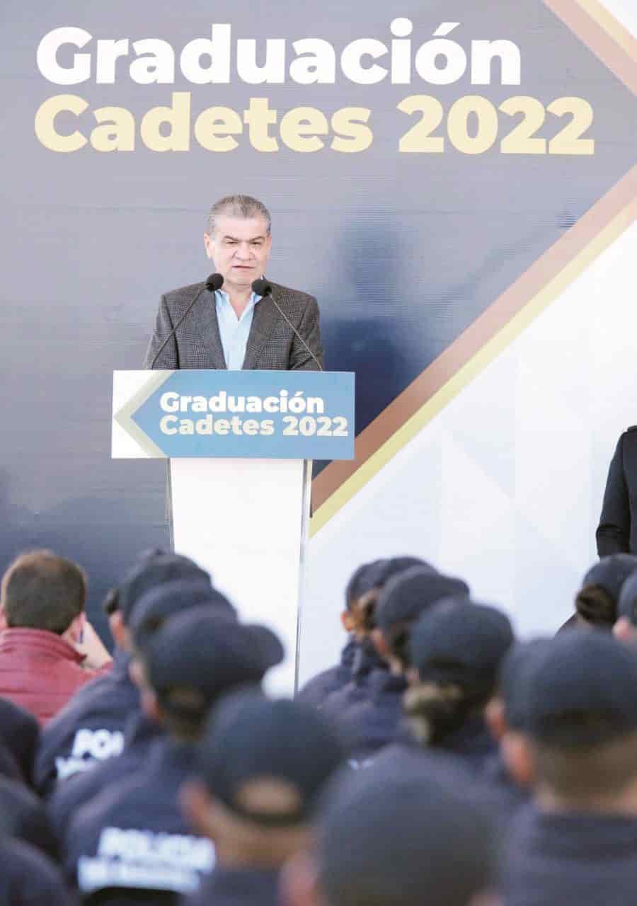 Se gradúan cadetes