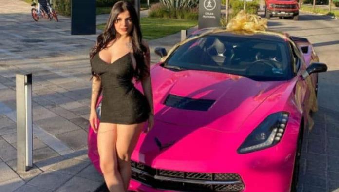 Karely Ruiz presume su auto lujoso y costoso