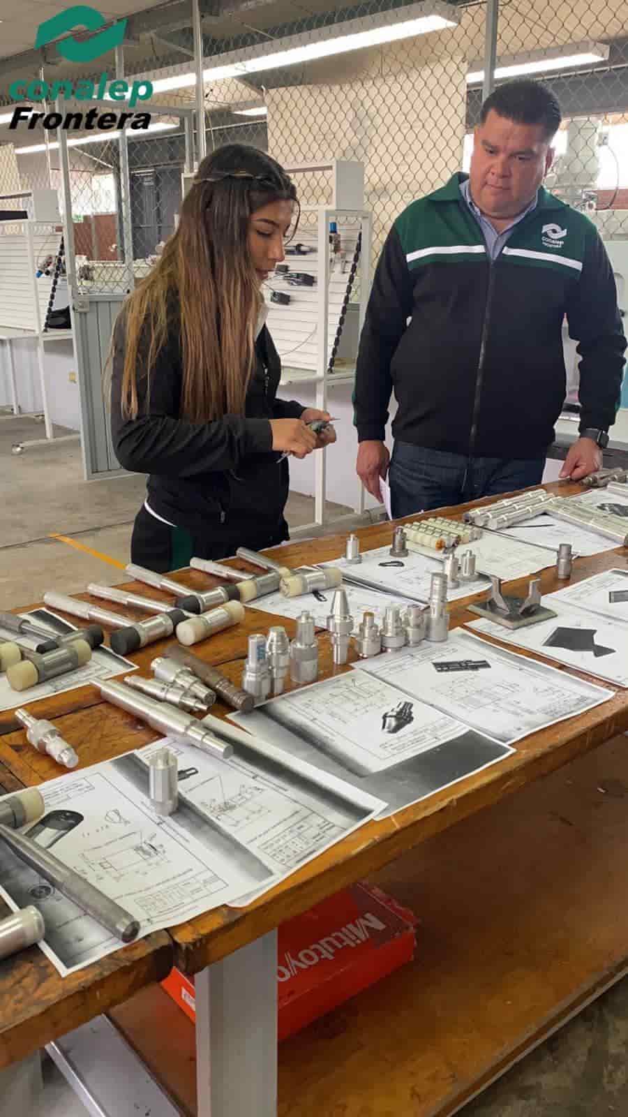 Exhiben proyectos, alumnos del Conalep