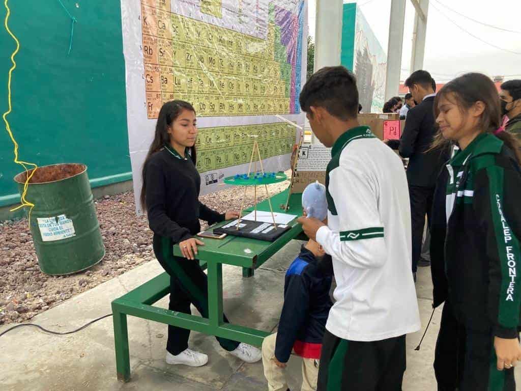 Exhiben proyectos, alumnos del Conalep