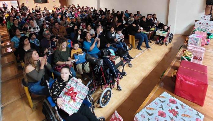 Regalan sonrisas a alumnos del CAM 18