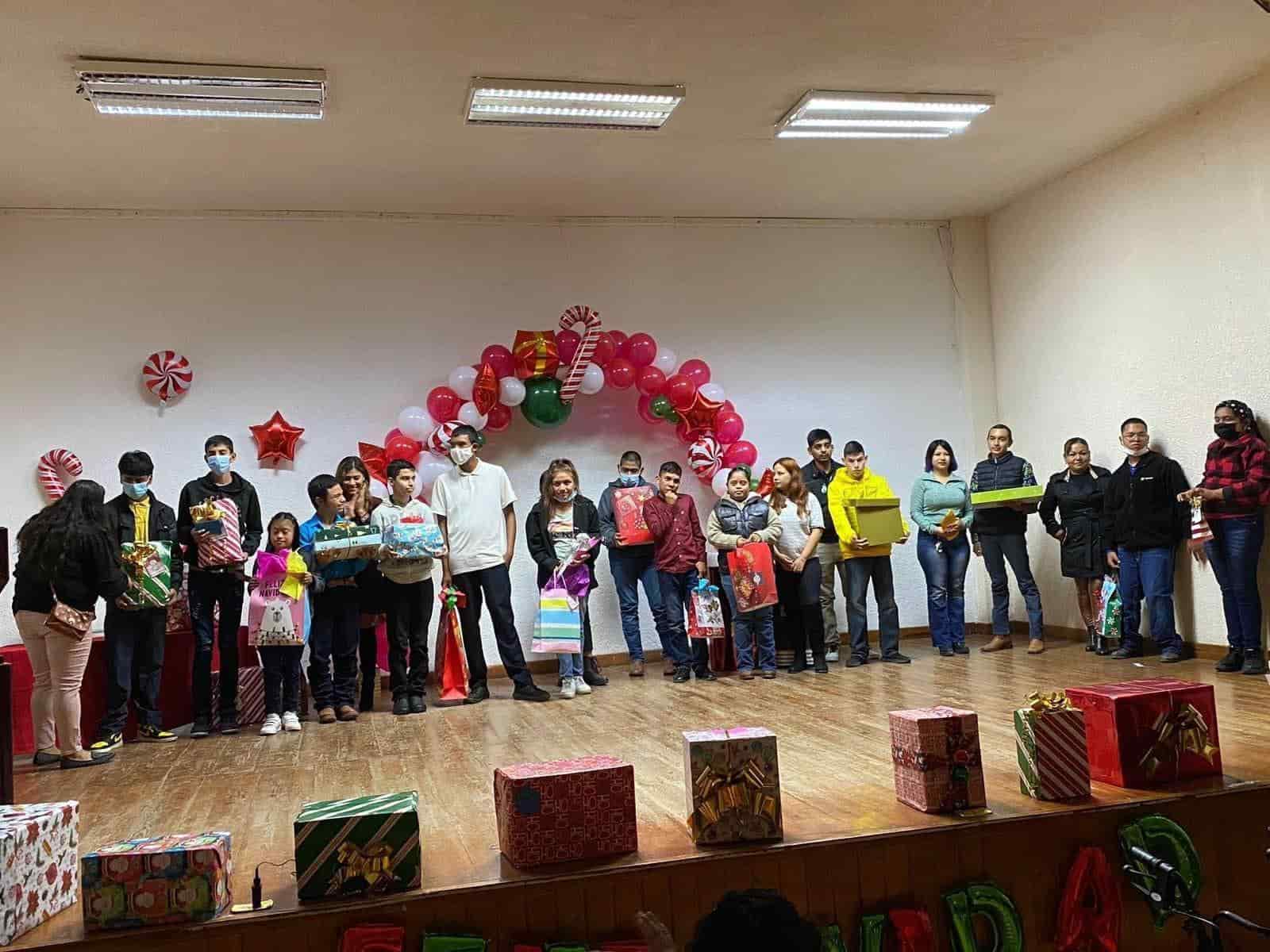 Regalan sonrisas a alumnos del CAM 18