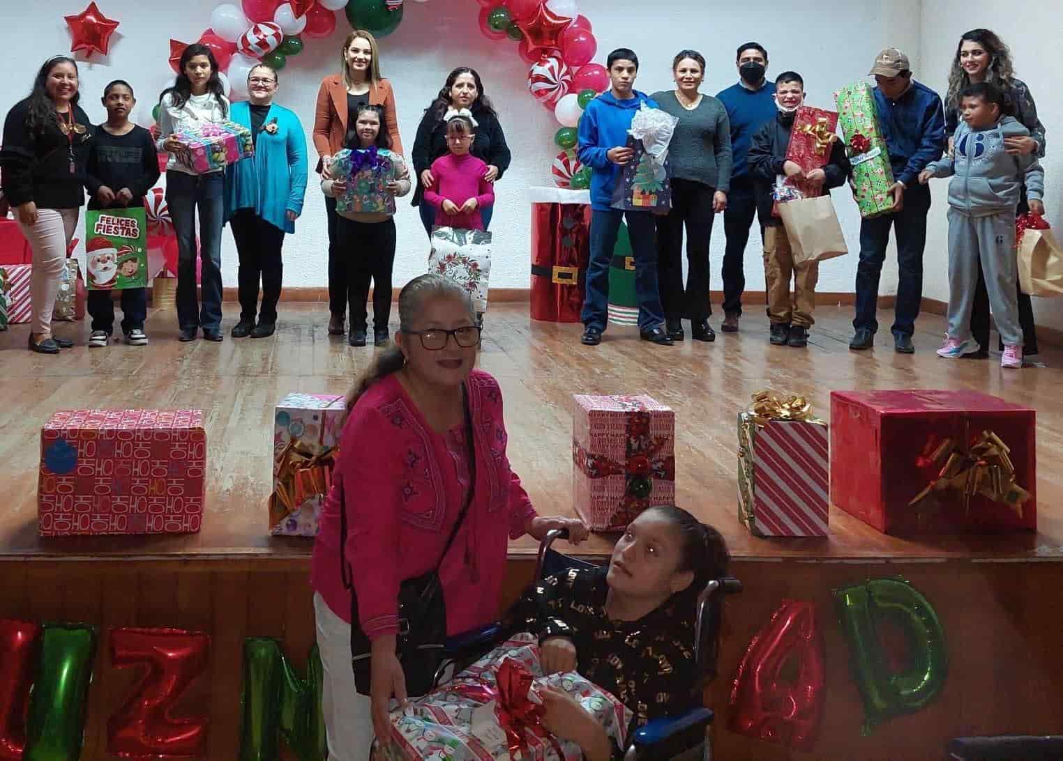 Regalan sonrisas a alumnos del CAM 18