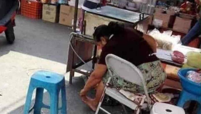 Quesadilla con champiñones; Exhiben a señora limpiándose en su puesto de comida
