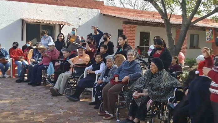 Cantan villancicos niños a abuelitos
