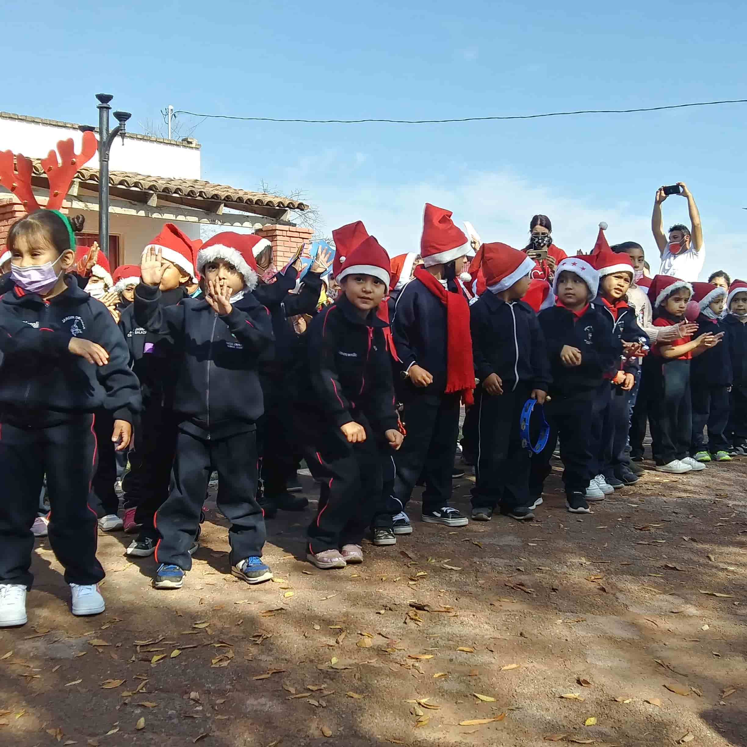 Cantan villancicos niños a abuelitos