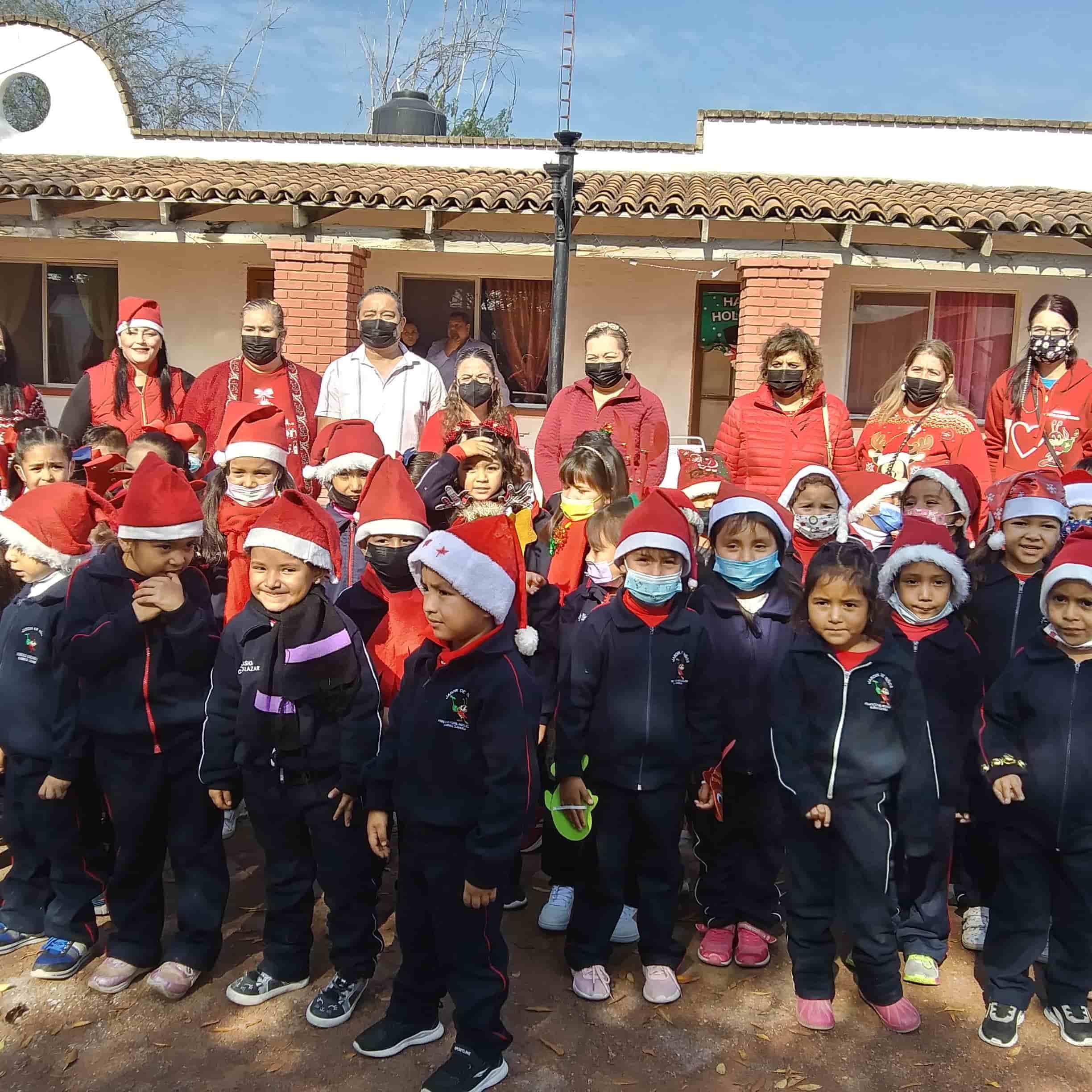 Cantan villancicos niños a abuelitos