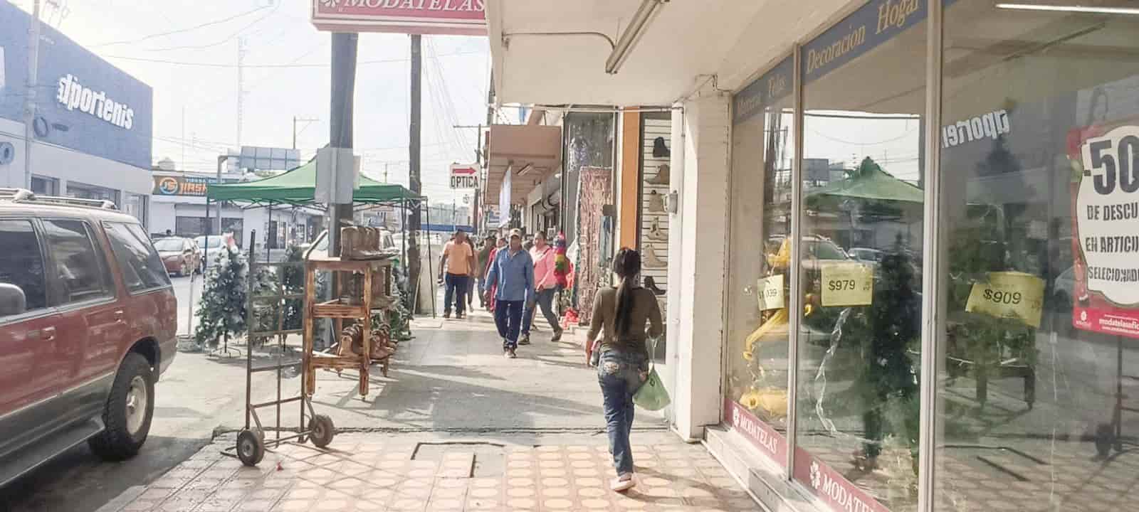Aunque la zona Centro del municipio luce abarrotada de personas, las ventas en las tiendas de ropa y calzado aun no registran alzas considerables.