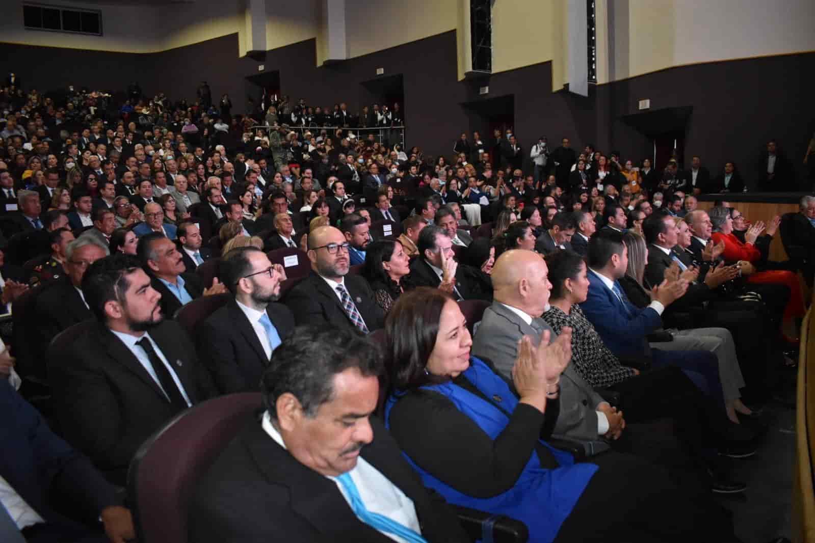 Da Mario Dávila su primer informe 