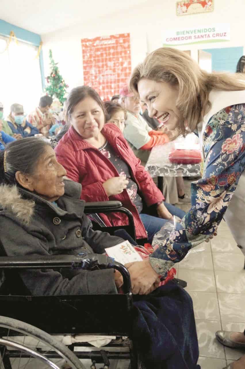Amadrina Diana Haro a grupo de abuelitos