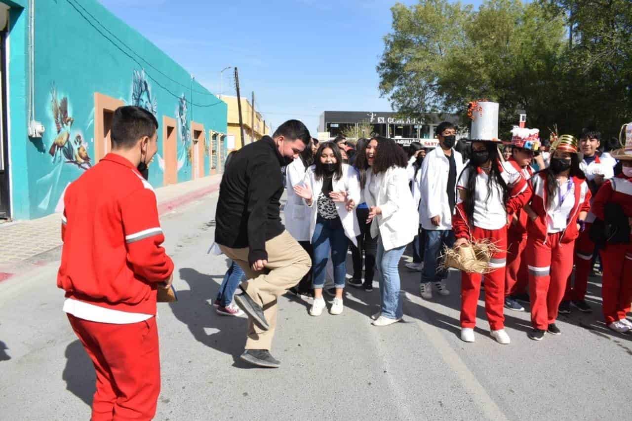 Celebra Secundaria con Desfile Chusco