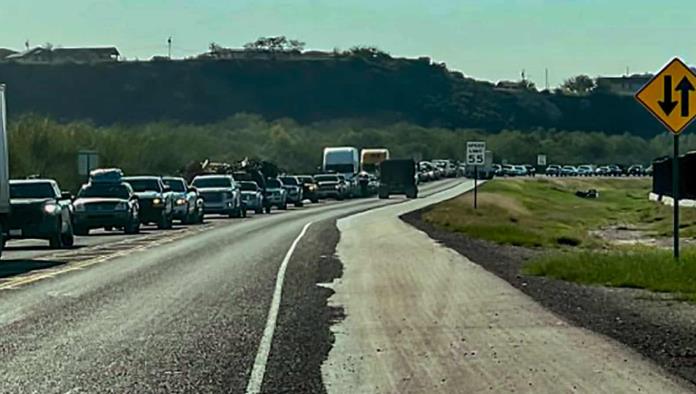 Abarrotan paisanos carreteras y puentes