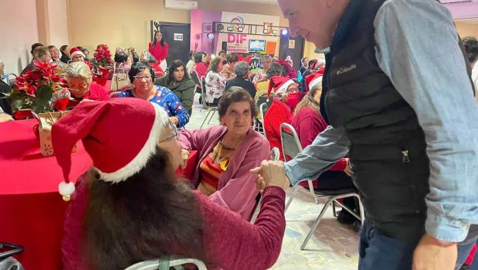 Convive Hugo con abuelitos