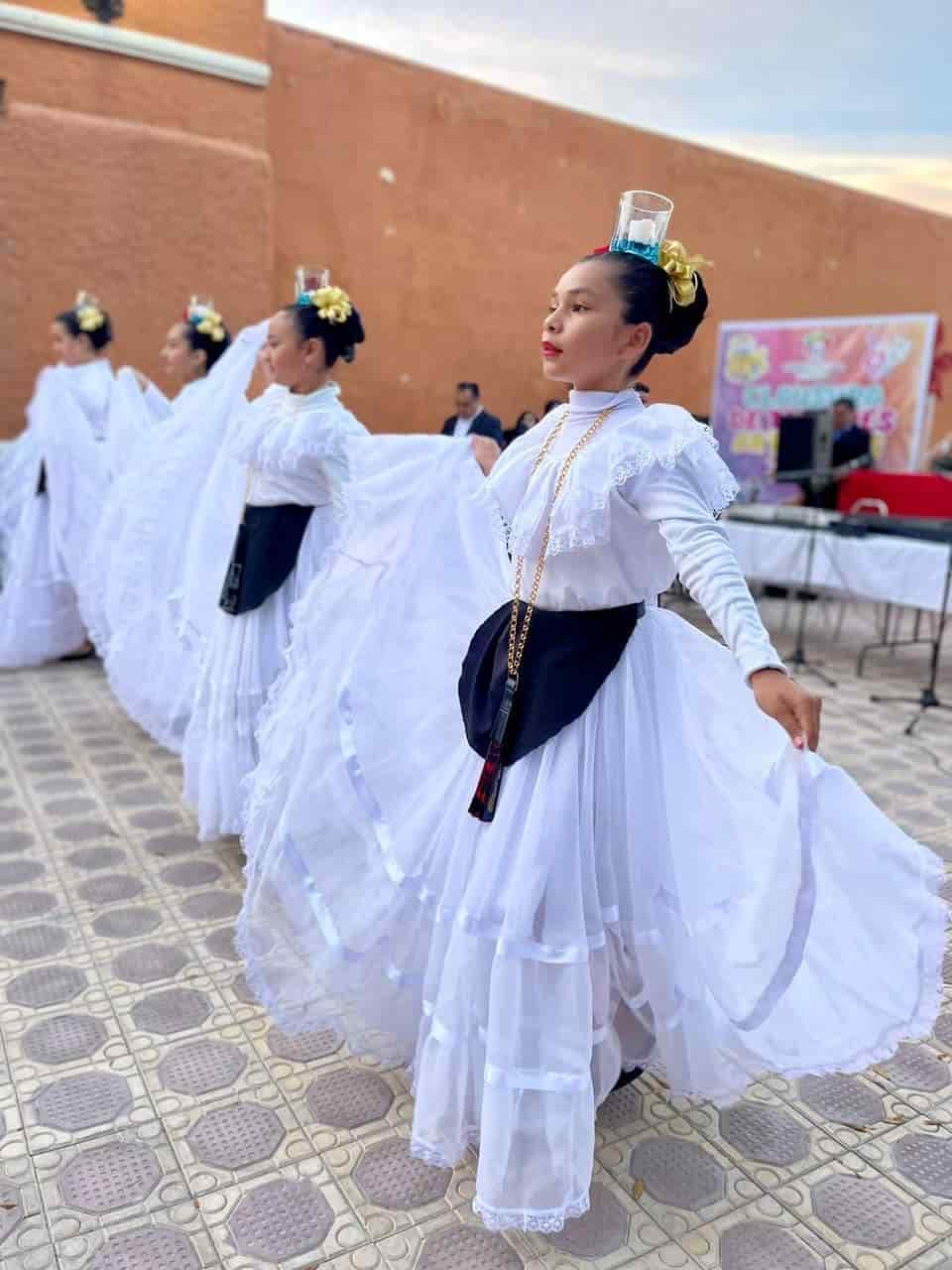 Clausuran talleres artísticos