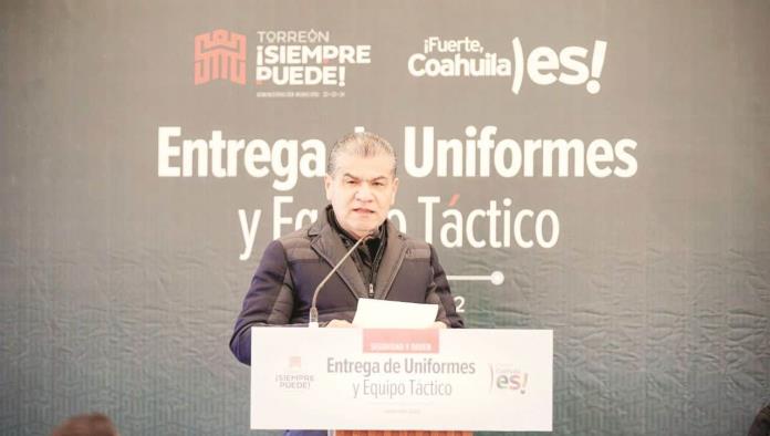Entrega Riquelme uniformes a policías 