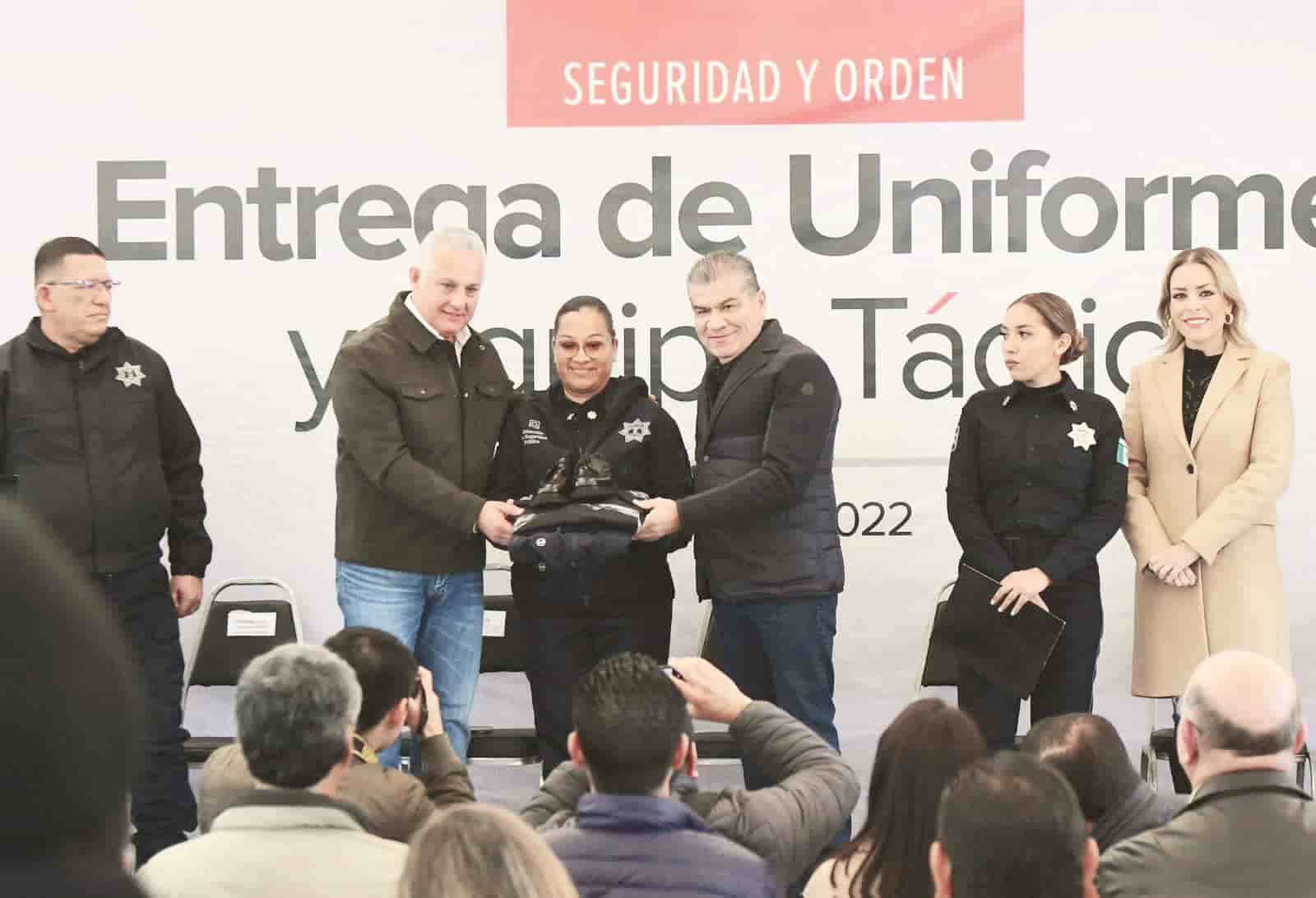 Entrega Riquelme uniformes a policías 