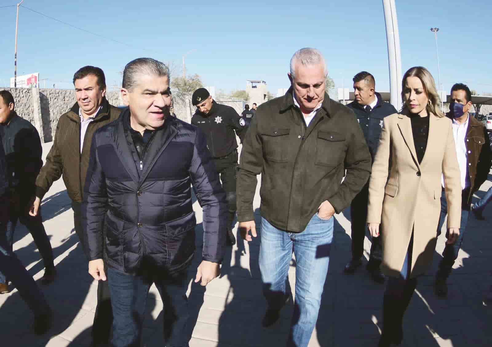 Entrega Riquelme uniformes a policías 