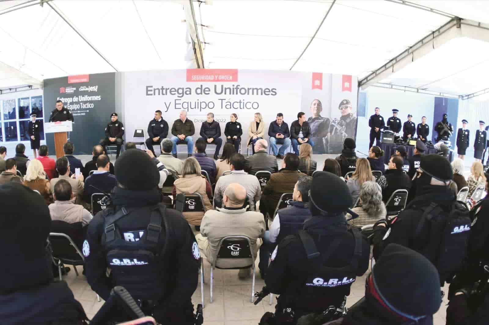 Entrega Riquelme uniformes a policías 
