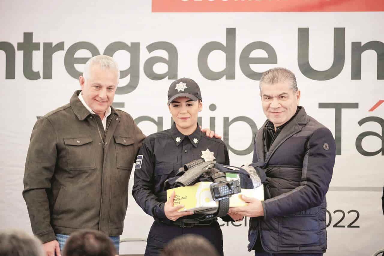 Entrega Riquelme uniformes a policías 