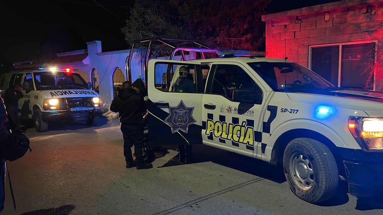 Abusa taxista de pasajera; se lanza de la unidad