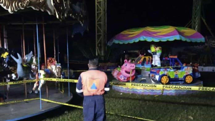 En la feria pequeña se cae de un juego mecánico