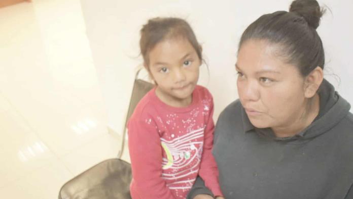 Pide mujer ayuda