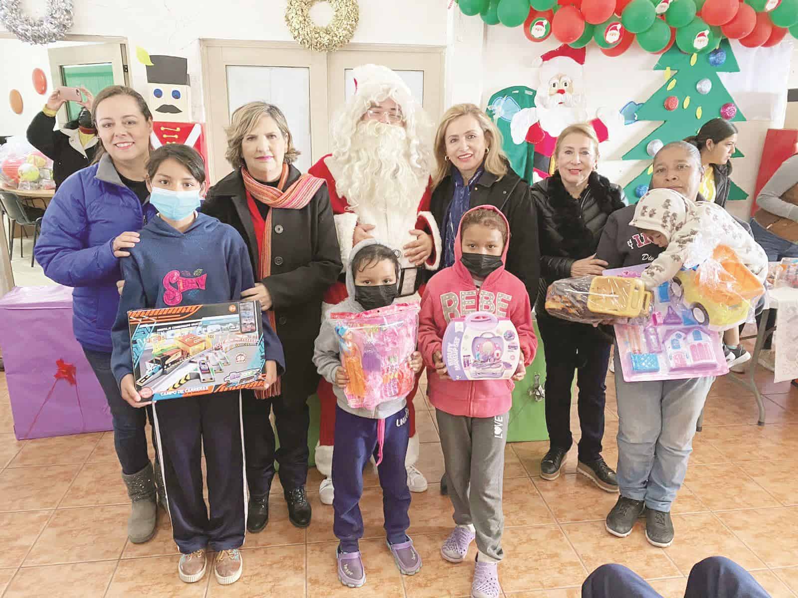 Entrega juguetes en la Casa Meced