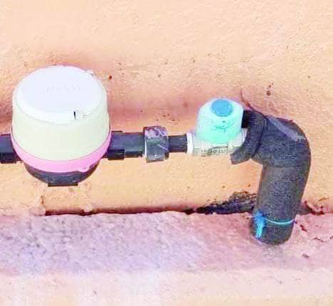 Amas de cada adquieren material aislante para cubrir medidores y tuberías de agua potable.