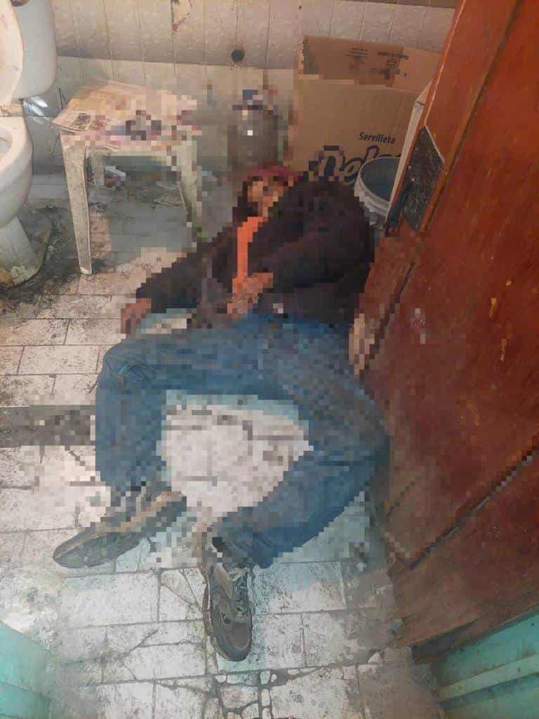 Lo encuentran muerto en baño