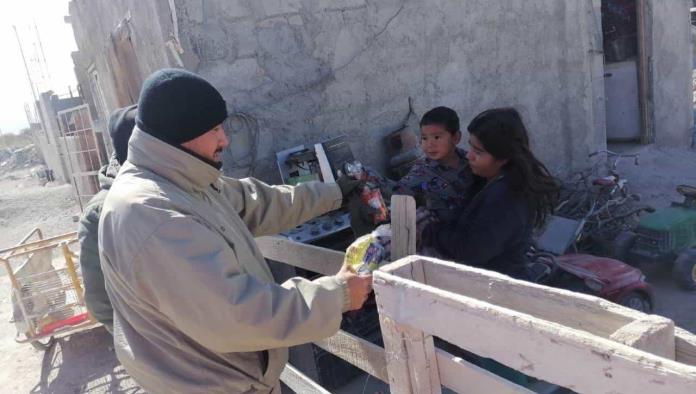 Entregan cobijas Y bolos a niños